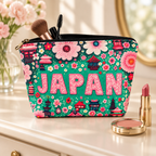 Grøn JAPAN-toilettaske med makeup og åben lynlås
