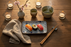 Hyggelig japansk bordopdækning med blomstertallerken