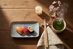 Hyggelig japansk bordopdækning med strålemotiv tallerken