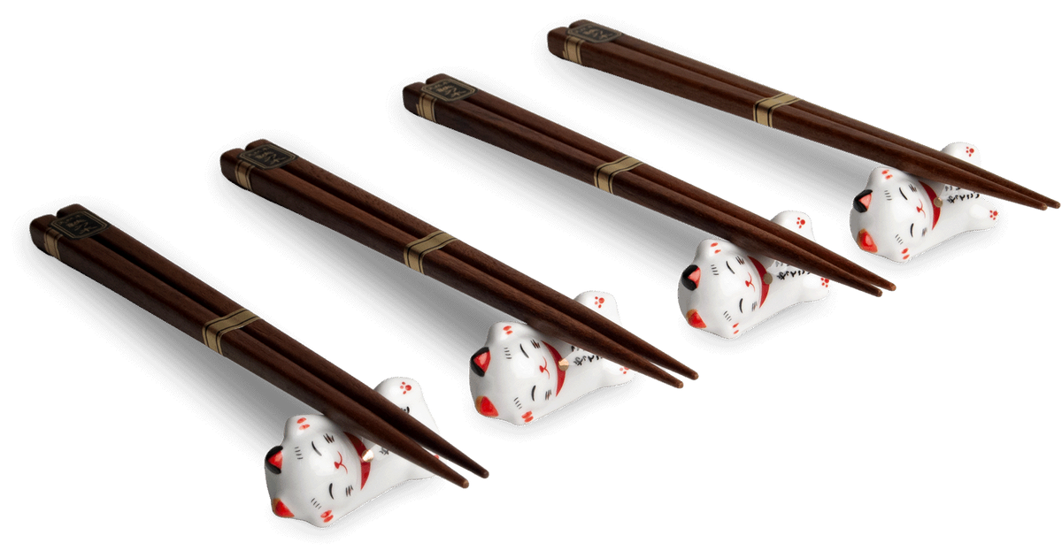 Fire par brune spisepinde med fire hvide katteholdere