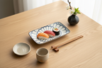 Japansk bordopdækning med 3 stykker sushi