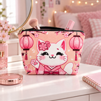 Sakura-toilettaske med åben lynlås og makeup i et rosa pigeværelse
